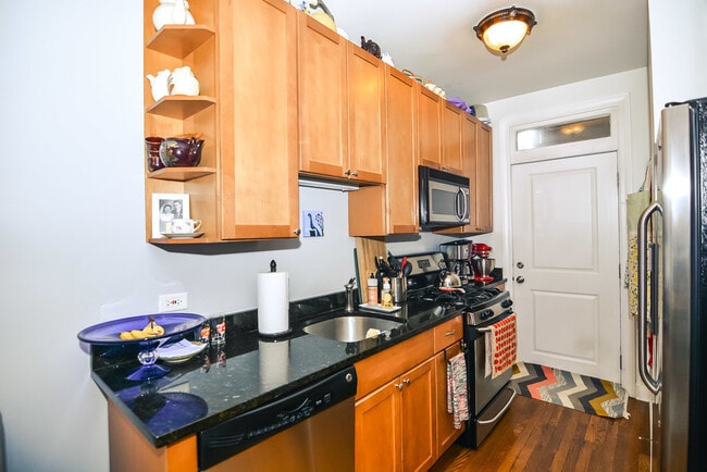 Building Photo - 748 W Addison St