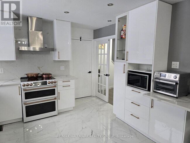 Building Photo - 2706 Hickson Crescent