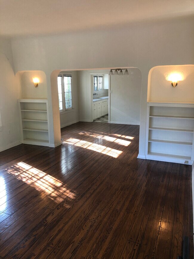 Foto del edificio - 2325 N Beachwood Dr