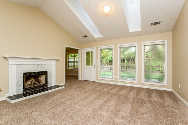 Foto del edificio - 3030 Camelot Woods Dr