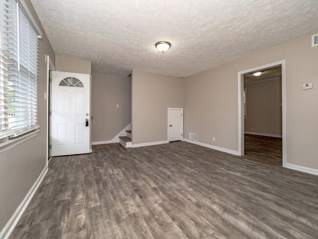 Foto del edificio - NEWLY RENOVATED 3 BEDROOM 1 BATH DUPLEX UNIT IN A EXQUISITE LOCATION!