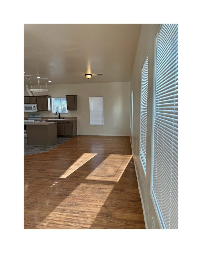 Área de comedor - 2640 W 5th St