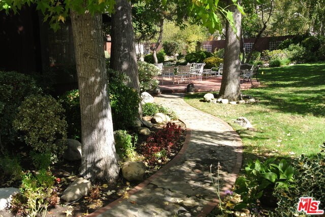 Building Photo - 521 Live Oak Cir Dr