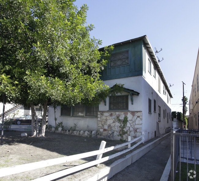 Foto del edificio - 6300 Vineland Ave