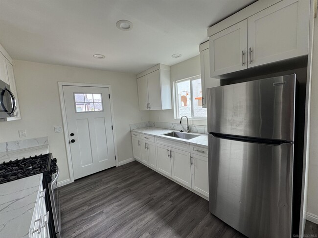 Building Photo - 8925 Cottonwood Ave