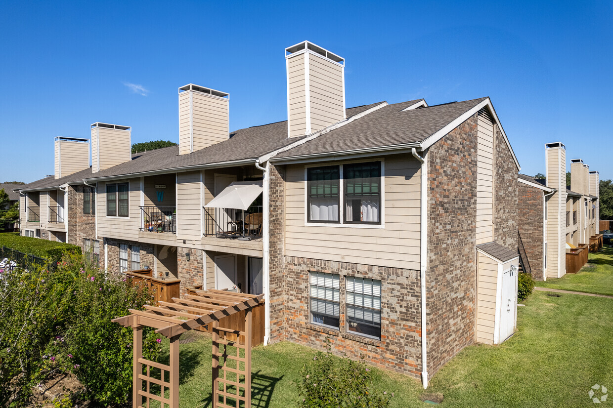 Primary Photo - Parkway Lane Condominiums