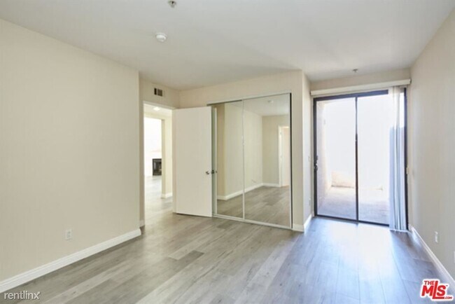Foto del edificio - 2 br, 2 bath Condo - 625 S Berendo St Apt 209
