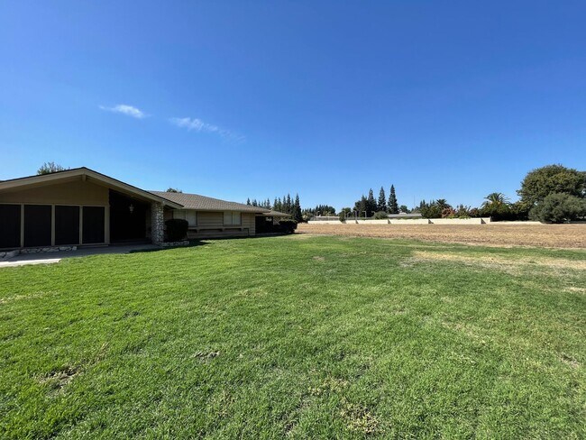 Foto del edificio - Custom home located next to Oakdale Country Club!