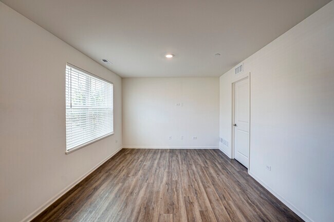 Building Photo - 2939 Showplace Dr