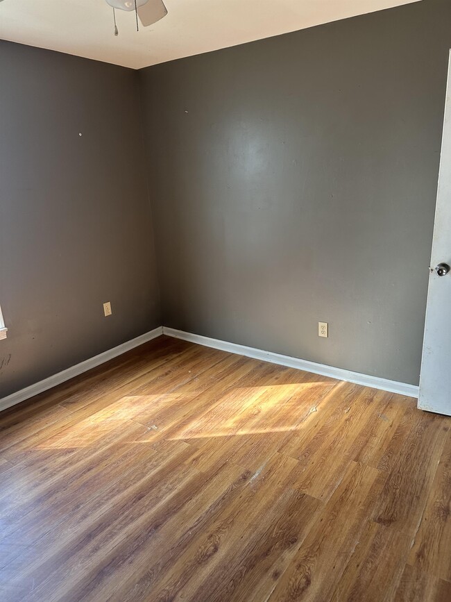 Building Photo - 622 W Oak Ave