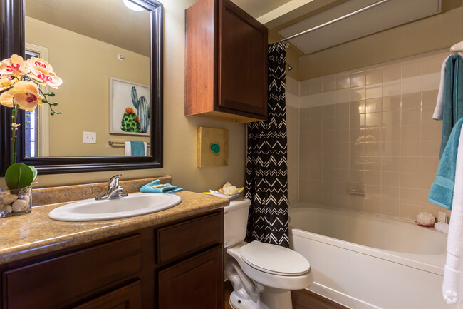 1BR,1BA - 660SF - A3 - BATHROOM - Bella Madera