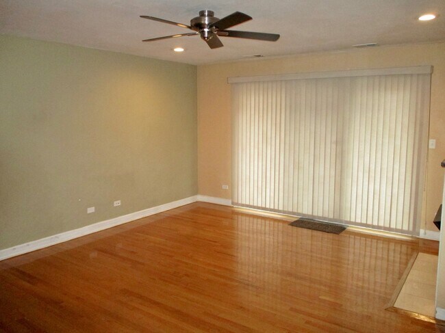 Building Photo - 6415 N Damen Ave