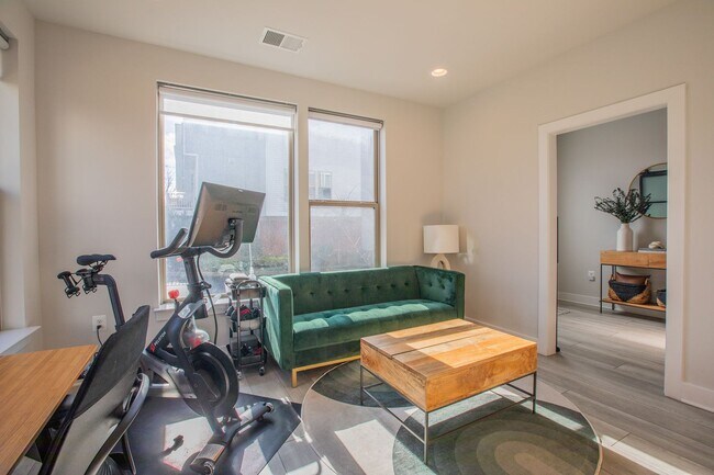 Building Photo - Lavish 3 BR/3.5 BA EOG Townhome in Rockville!