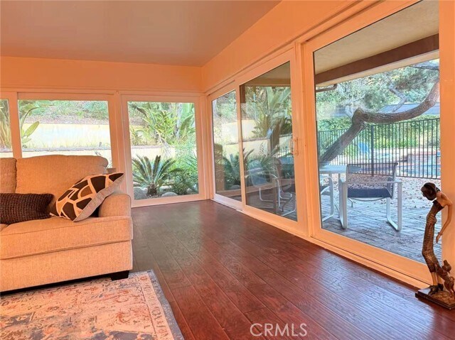 Foto del edificio - 2500 Benedict Canyon Drive