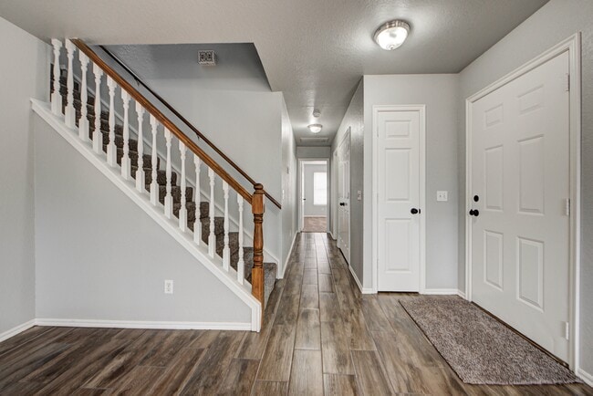 Building Photo - 917 Rambling Oaks Dr