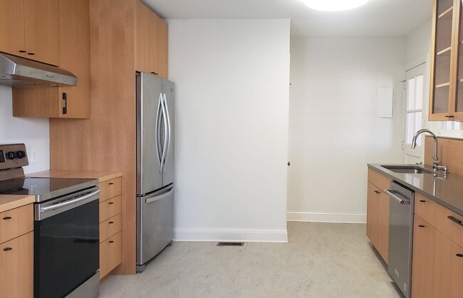 Building Photo - Renovated 2 Bedroom/ 1 Bath Duplex minutes to 12th South, Lipscomb, Belmont and Vandy