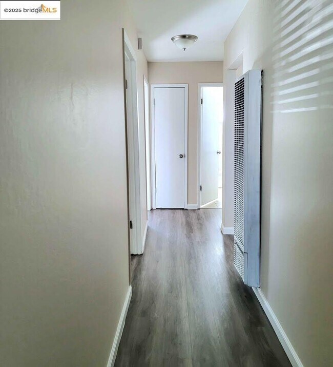 Foto del edificio - 305 W 13th St