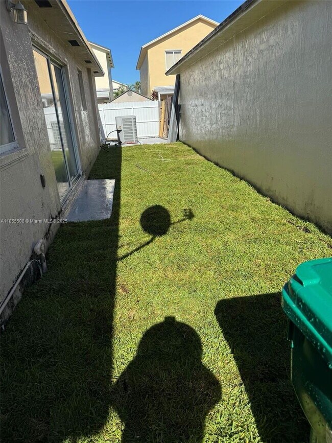 Foto del edificio - 16165 SW 139th Ave