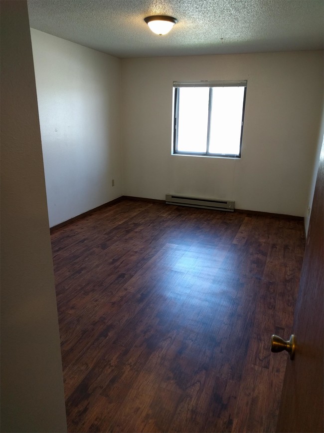 Building Photo - 402 Village Dr