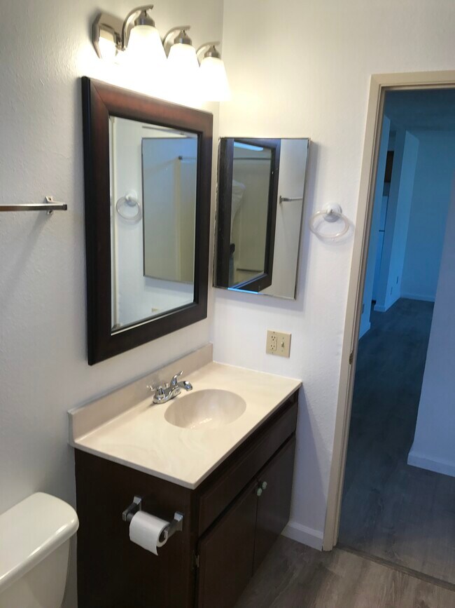 Baño - 21036 Santa Barbara Dr