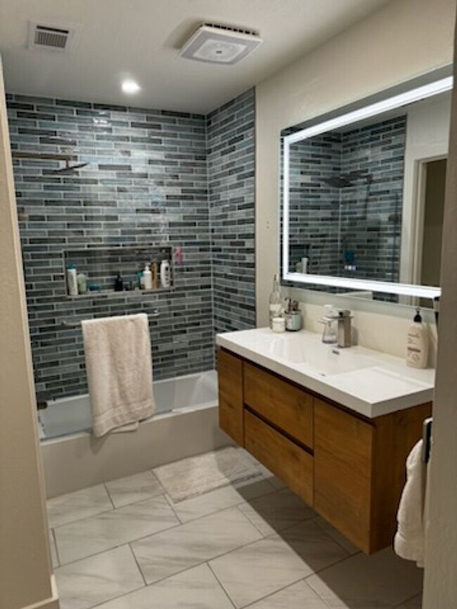 Building Photo - 2 Bed 2 Bath Available NOW!!! 1 Car Garage...