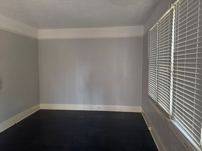 Building Photo - Now Renting! Close to Summervilile and Med...