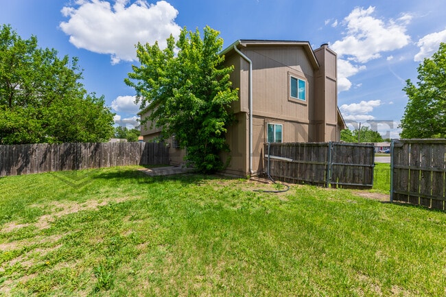Building Photo - 2118 S White Oak Cir
