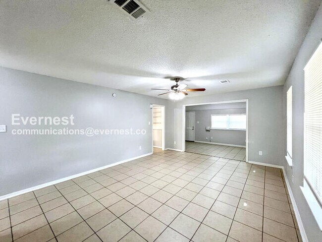 Foto del edificio - 6175 Forestgate Rd