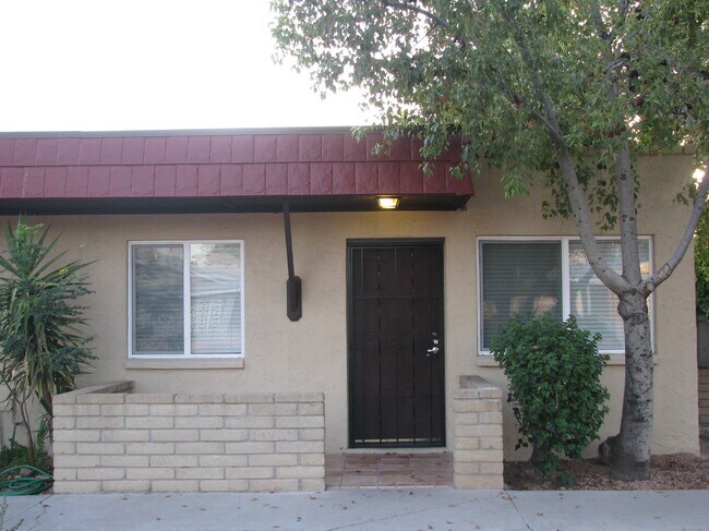 Frente/con porche - 3626 N 37th St