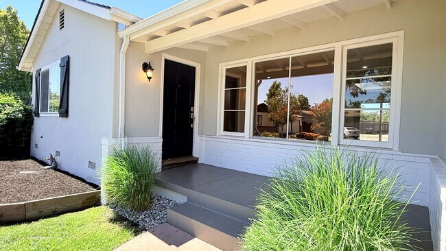 Foto del edificio - POETS CORNER GEM! Charming and One Of A Kind, 3BD/1BA on a Cul-de-sac Available NOW!