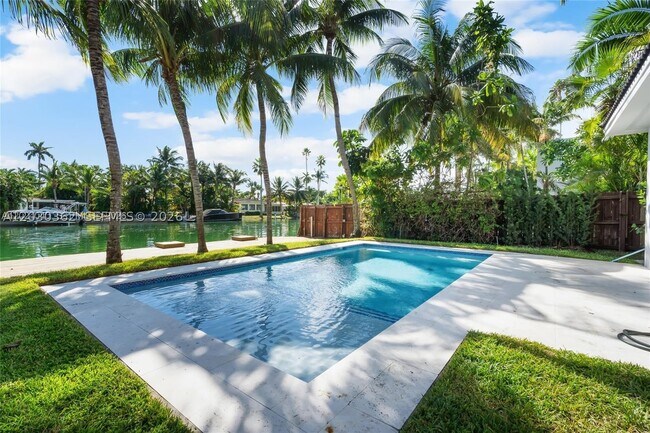 Building Photo - 550 S Shore Dr