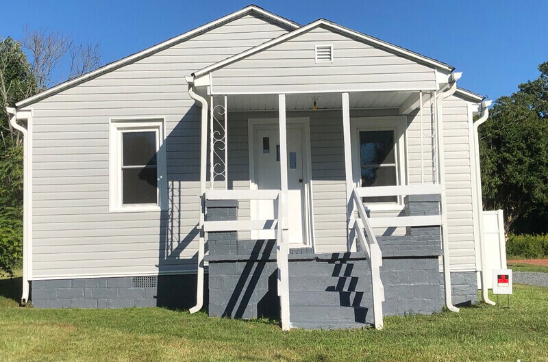 Primary Photo - 5208 Summit Ave