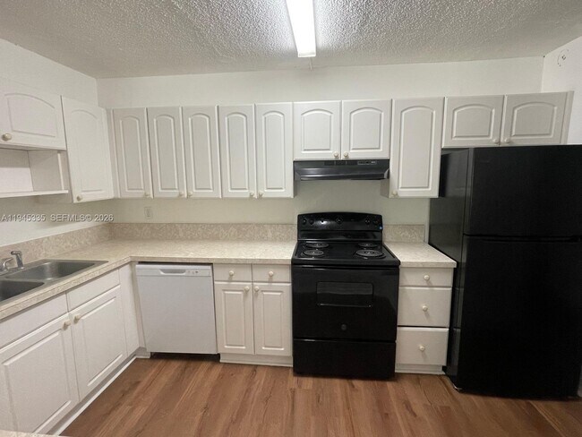 Foto del edificio - 14830 Naranja Lakes Blvd