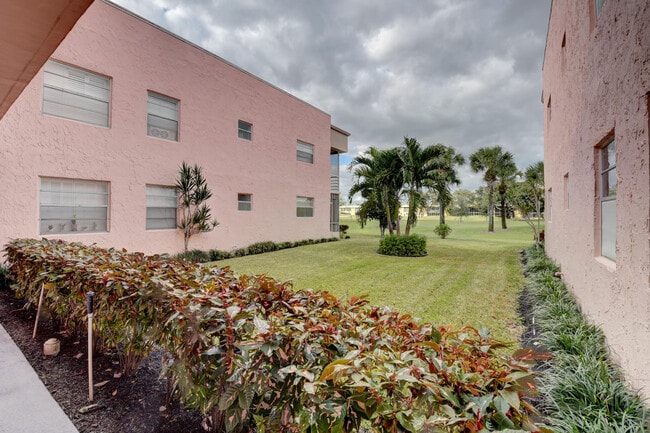 Building Photo - 548 Flanders L