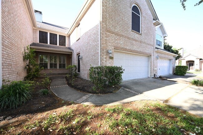 Building Photo - 1014 Enclave Square N