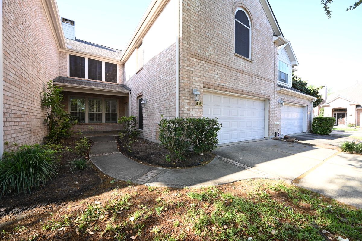 Primary Photo - 1014 Enclave Square N