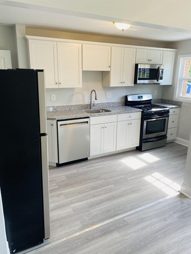 Foto del edificio - 2740 Kirkleigh Rd