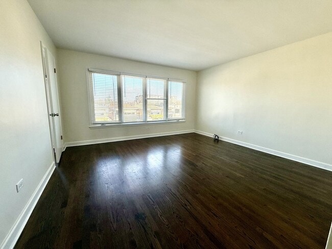 Foto del edificio - 6017 W Montrose Ave