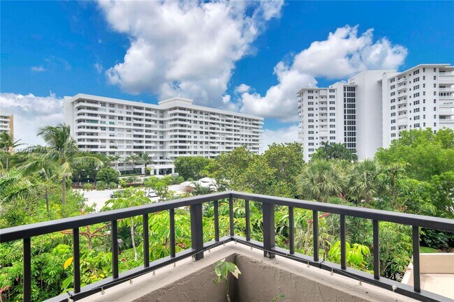 Foto del edificio - 251 Crandon Blvd
