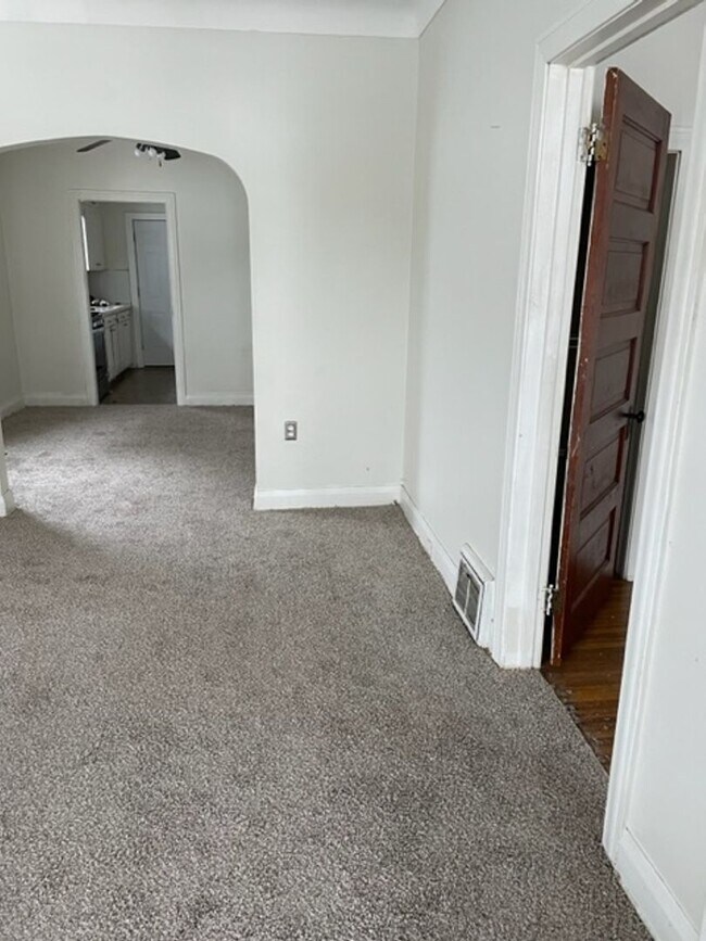 Foto del edificio - Cute 2 Bedroom with Backyard and Basement