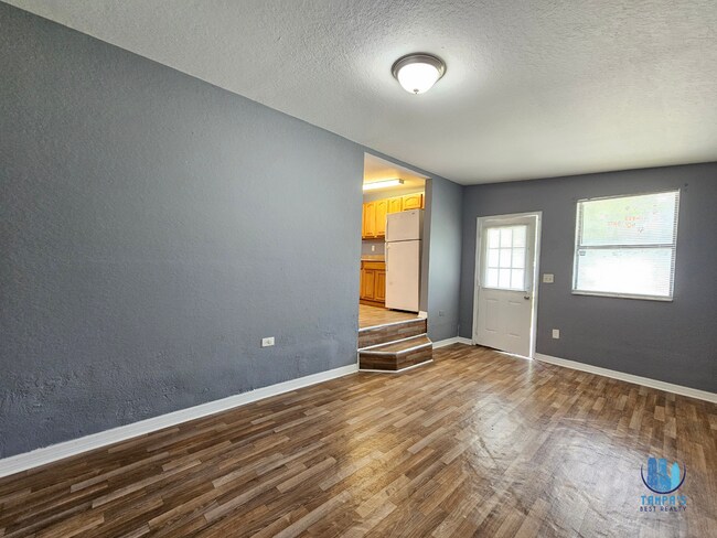 Building Photo - 3 Bedroom, 1 Bath House for rent in Lakela...