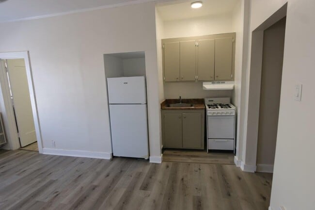 Building Photo - 919 S. Manhattan Pl