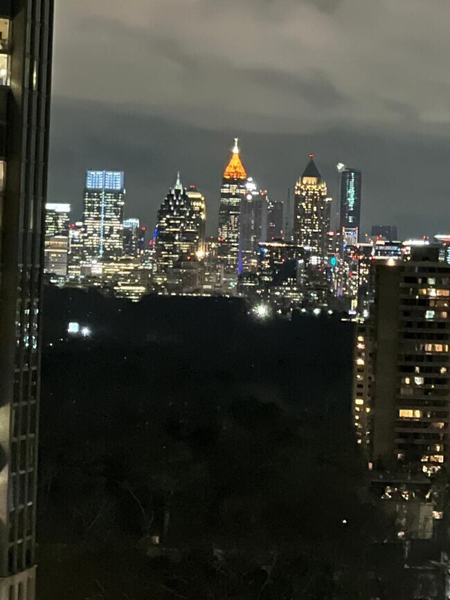 Foto del edificio - 2870 Pharr Court South NW