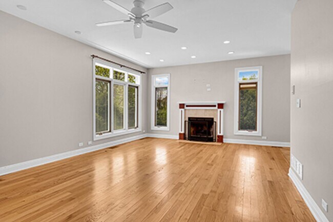 Building Photo - Spacious & Modern Townhouse in HIGHWOOD!