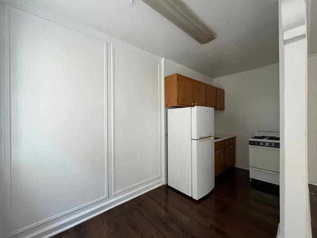 Building Photo - 4060 N Kenmore Ave