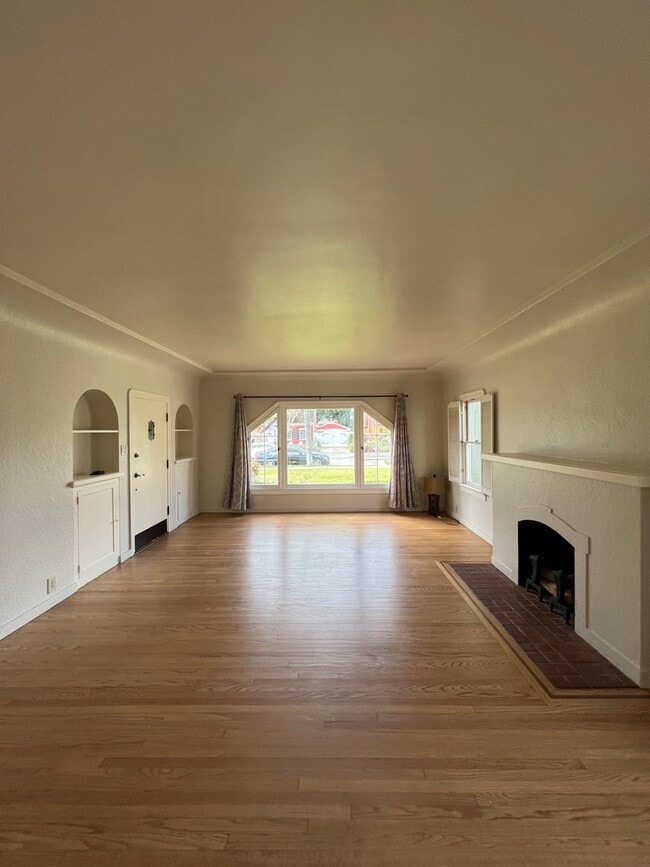 Building Photo - 2 bed (optional 3) 2 bath Vintage Charm ho...