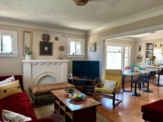 Foto del edificio - 2 Bed/1 Bath Craftsman Bungalow w/ Expansi...