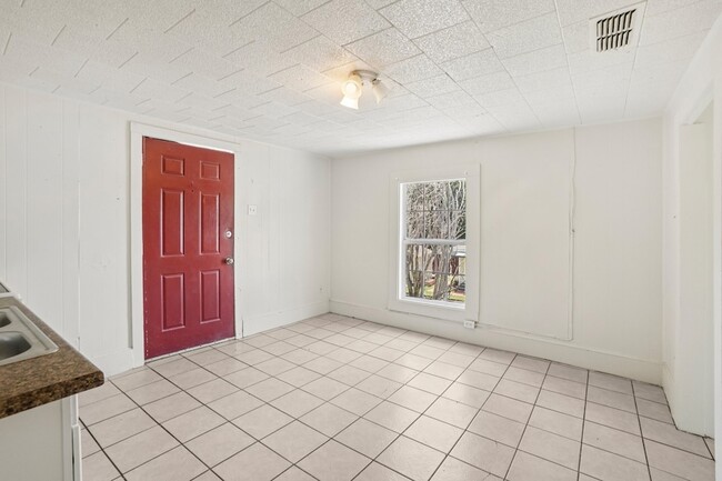 Building Photo - 302 S Wood St