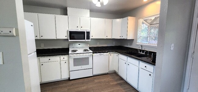 Building Photo - Completely Renovated 3 Bedroom 2 Full Bath...