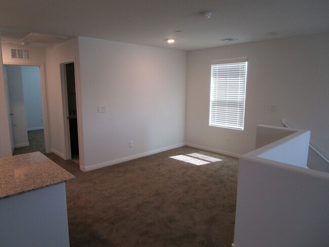 Foto del edificio - 3 bed/2 bath townhouse located in the NE a...